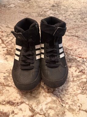 Kids wrestling shoes in Black and White